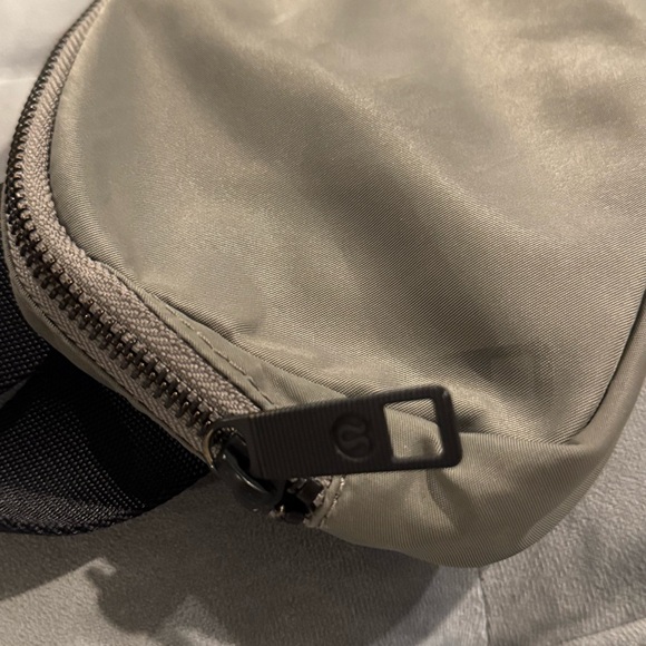 Lululemon Everywhere Belt Bag Carbon Dust OG Original - Picture 5 of 10